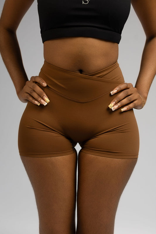 CROSS-WAISTED SCRUNCH SHORTS