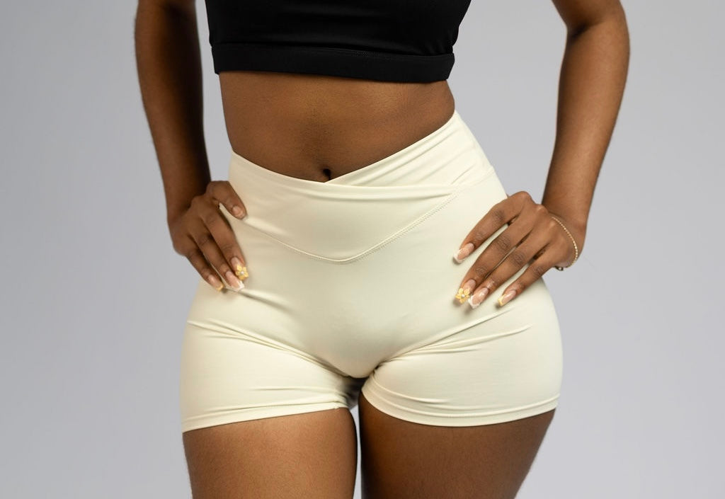 CROSS-WAISTED SCRUNCH SHORTS